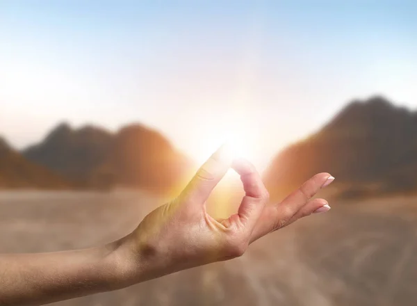 Mano Mujer Meditando Aire Libre —  Fotos de Stock