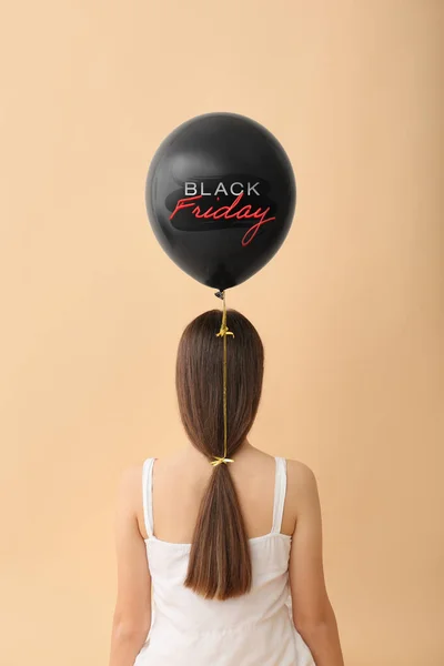 Νεαρή Γυναίκα Και Μπαλόνι Κείμενο Μαυρο Παρασκευη Στο Φόντο Χρώμα — Φωτογραφία Αρχείου
