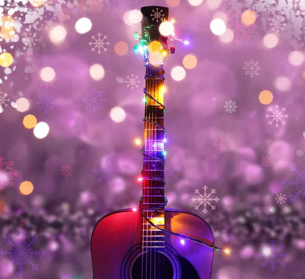 Akustická Kytara Vánoční Světla Barevném Pozadí — Stock fotografie