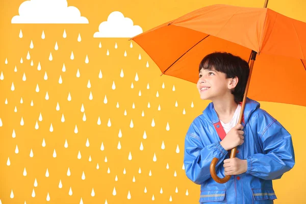 レインコートのかわいい男の子と描かれた雨滴と色の背景に傘 — ストック写真