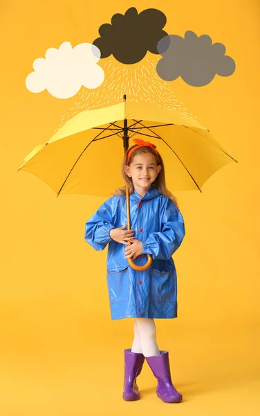 Linda Niña Impermeable Con Paraguas Bajo Cielo Nublado Dibujado Sobre —  Fotos de Stock