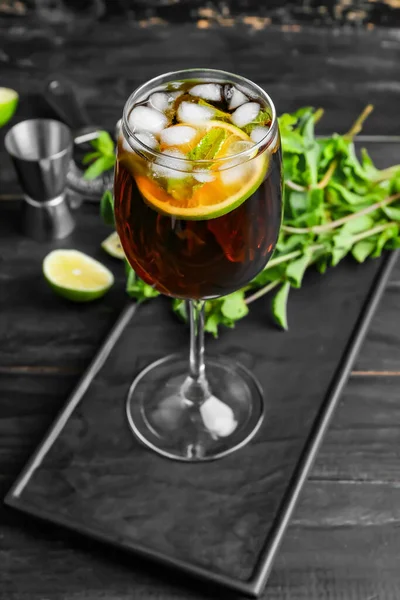Ett Glas God Cuba Libre Cocktail Bordet — Stockfoto