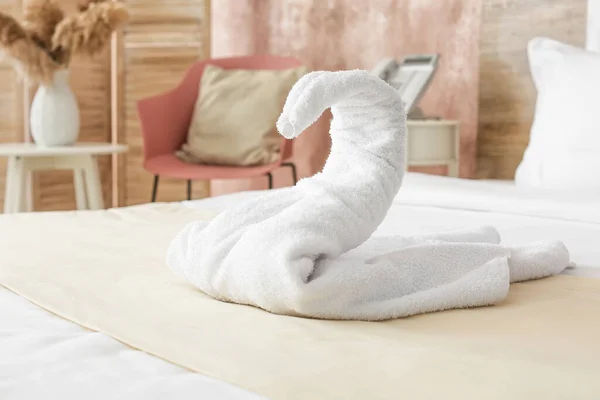 Swan Made Towel Bed Hotel Room — стоковое фото