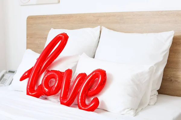 Łóżko Słowem Love Wykonane Balonów Pokoju Hotelowym Miesiąc Miodowy — Zdjęcie stockowe