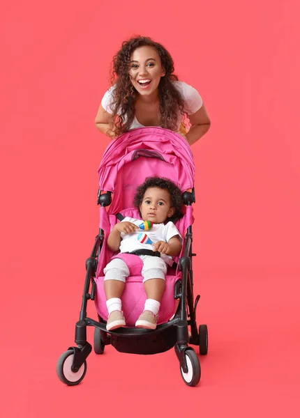 Afroamerikansk Kvinna Och Hennes Söta Baby Barnvagn Färg Bakgrund — Stockfoto