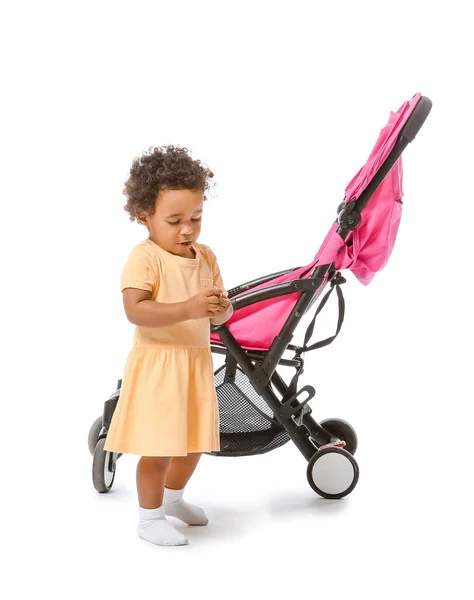 Tatlı Afro Amerikan Bebek Beyaz Arka Planda Bebek Arabası — Stok fotoğraf