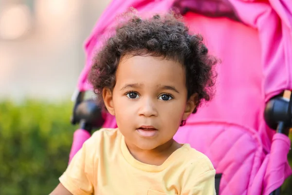 Lindo Bebé Afroamericano Cochecito Aire Libre — Foto de Stock