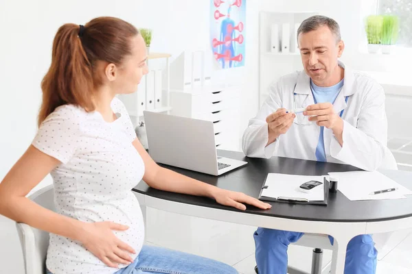 Pregnant Diabetic Woman Visiting Doctor Clinic — Stock Photo, Image