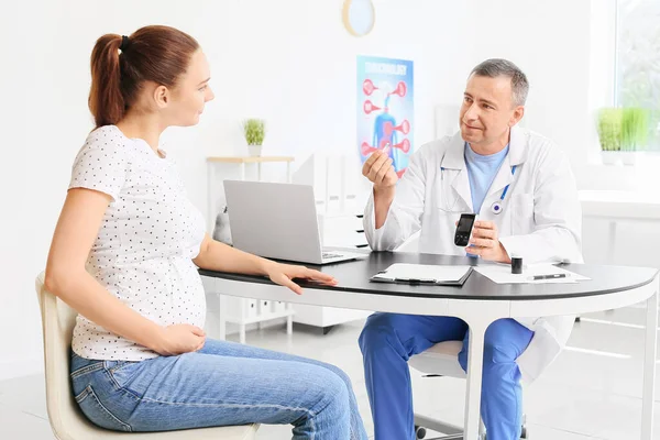 Hamile Diyabetik Kadın Klinikte Doktoru Ziyaret Ediyor — Stok fotoğraf