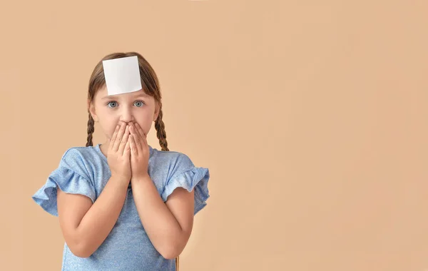 Surprised Little Girl Blank Note Paper Her Forehead Color Background — Stock Photo, Image