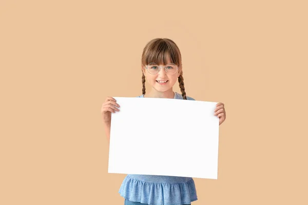 Маленькая Девочка Чистым Листом Бумаги Цветном Фоне — стоковое фото