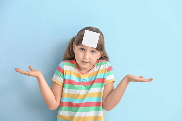 Menina Com Papel Nota Branco Testa Contra Fundo Cor — Fotografia de Stock