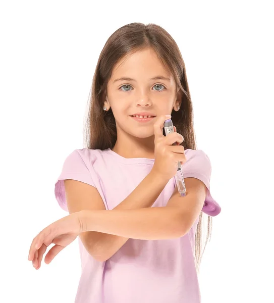 Pequena Menina Diabética Dando Injeção Insulina Fundo Branco — Fotografia de Stock