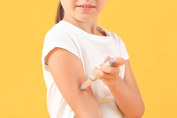 Niña Diabética Que Inyecta Insulina Sobre Fondo Color — Foto de Stock