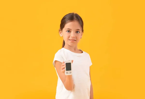 Pequena Menina Diabética Com Glicosímetro Fundo Cor — Fotografia de Stock