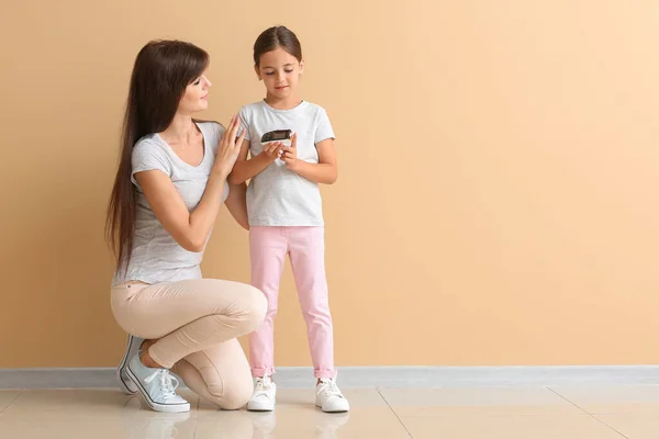 Mother Diabetic Daughter Checking Blood Sugar Level Color Wall — Stock Photo, Image