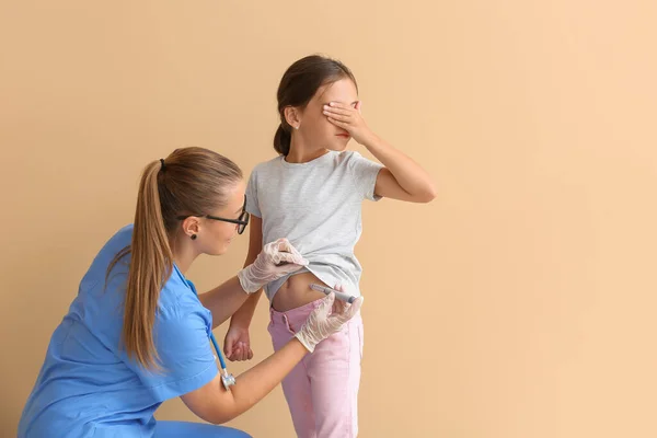 Médico Dando Injeção Insulina Menina Diabética Fundo Cor — Fotografia de Stock