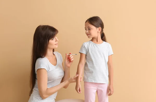 Moeder Geven Haar Diabetische Dochter Insuline Injectie Kleur Achtergrond — Stockfoto