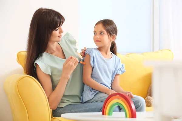 Mother Giving Her Diabetic Daughter Insulin Injection Home — Stock Photo, Image