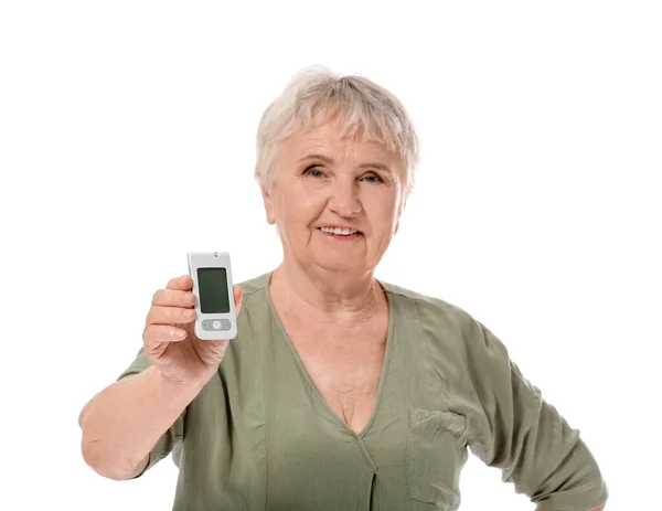Beyaz Arka Planda Glukometresi Olan Yaşlı Diyabetik Kadın — Stok fotoğraf