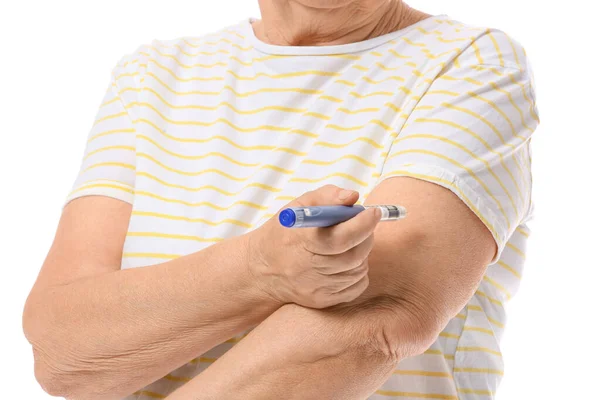 Mulher Diabética Sênior Que Administra Injeção Insulina Fundo Branco — Fotografia de Stock