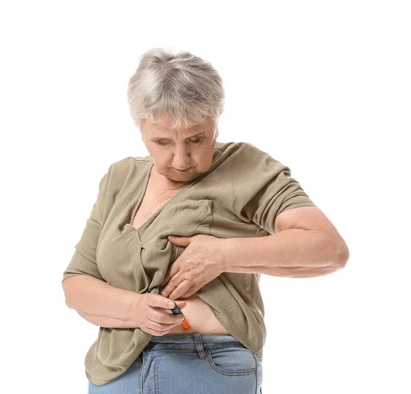 Femme Diabétique Âgée Injectant Insuline Sur Fond Blanc — Photo