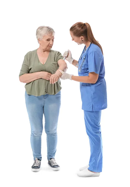 医生在白人背景下给老年糖尿病妇女注射胰岛素 — 图库照片