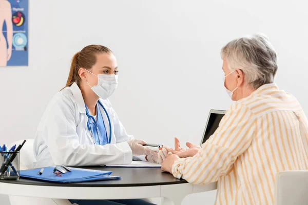 Senior Diabetic Woman Visiting Doctor Clinic — Stock Photo, Image