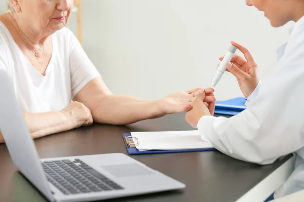 Senior Diabetiker Kvinna Besöker Läkare Kliniken — Stockfoto