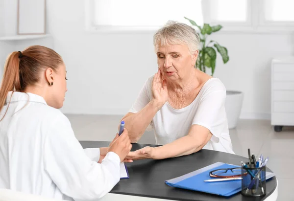 Senior Diabetic Woman Visiting Doctor Clinic — Stock Photo, Image