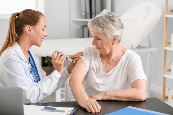 Senior Diabetiker Kvinna Besöker Läkare Kliniken — Stockfoto