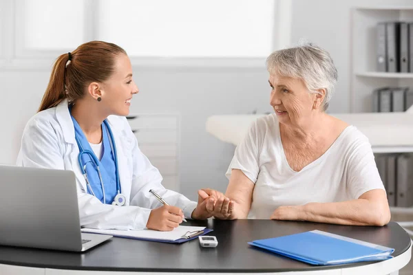 Mulher Diabética Sênior Visitando Médico Clínica — Fotografia de Stock