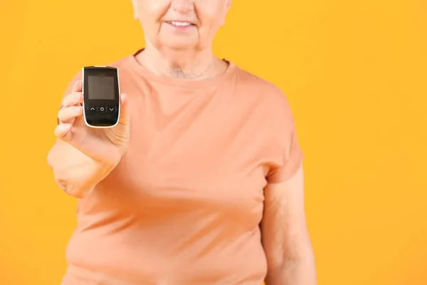 Senior Diabetic Woman Glucometer Color Background — Stock Photo, Image