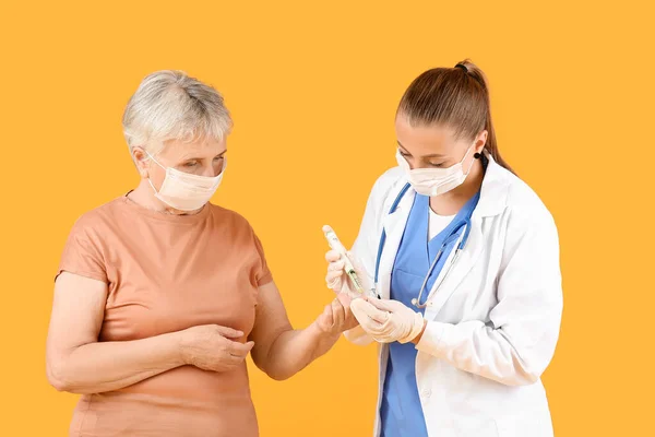 Médico Tomando Amostra Sangue Mulher Diabética Sênior Fundo Cor — Fotografia de Stock