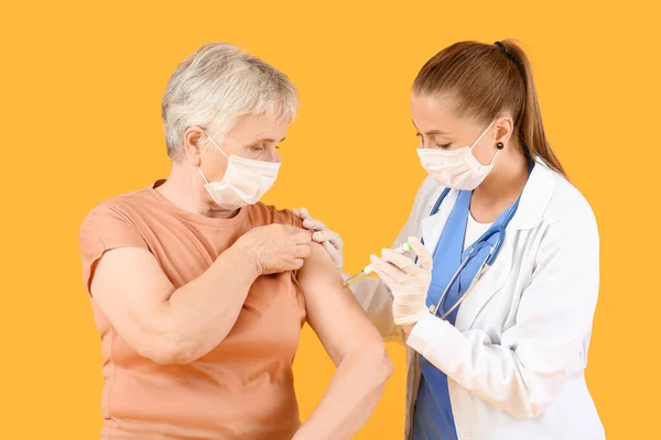Doctor Giving Senior Diabetic Woman Insulin Injection Color Background — Stock Photo, Image