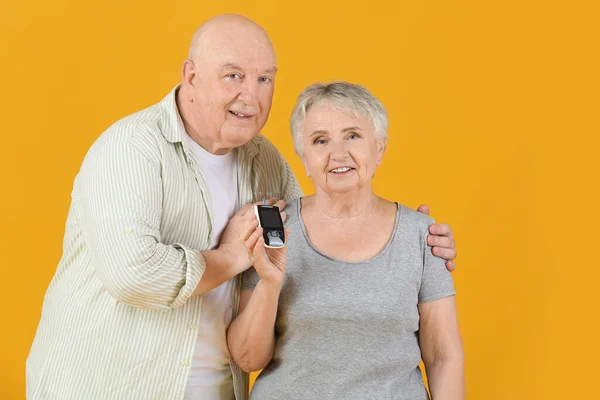 Senior Diabetic Couple Glucometer Color Background — Stock Photo, Image