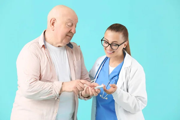 Doctor Checking Blood Sugar Level Senior Diabetic Man Color Background — Stock Photo, Image