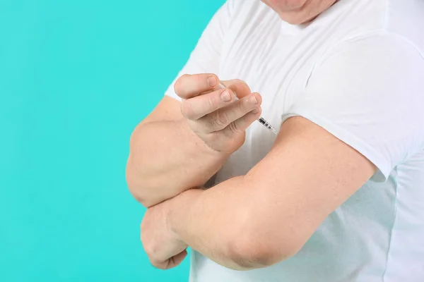 Idős Diabéteszes Férfi Inzulin Injekciót Magának Színes Háttérrel — Stock Fotó