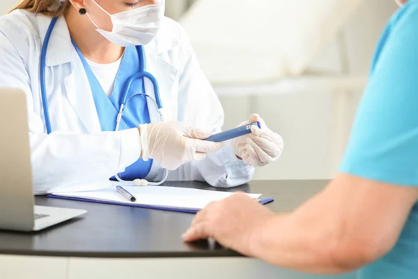 Senior Diabetic Man Visiting Doctor Clinic — Stock Photo, Image