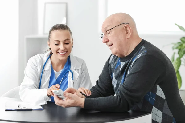 Senior Diabetic Man Visiting Doctor Clinic — Stock Photo, Image