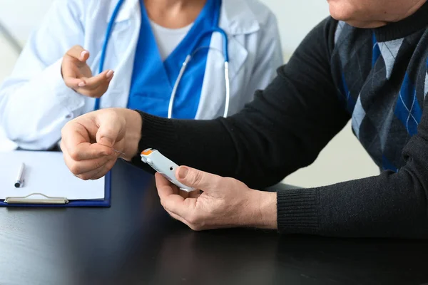 Senior Diabetic Man Visiting Doctor Clinic — Stock Photo, Image