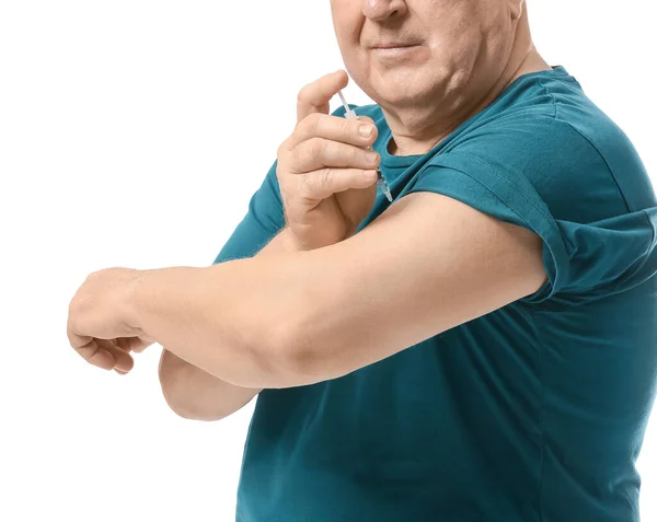 Homem Diabético Sênior Dando Mesmo Injeção Insulina Fundo Branco — Fotografia de Stock