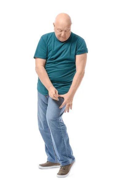 シニア糖尿病男性与え自分自身インシュリン注射上の白い背景 — ストック写真