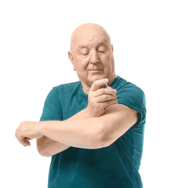 老年糖尿病患者在白人背景下注射胰岛素 — 图库照片