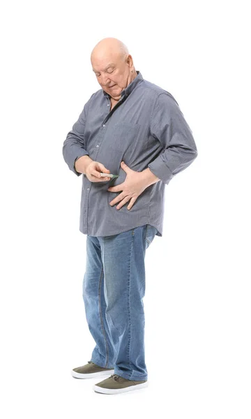 Homme Diabétique Âgé Injectant Insuline Sur Fond Blanc — Photo