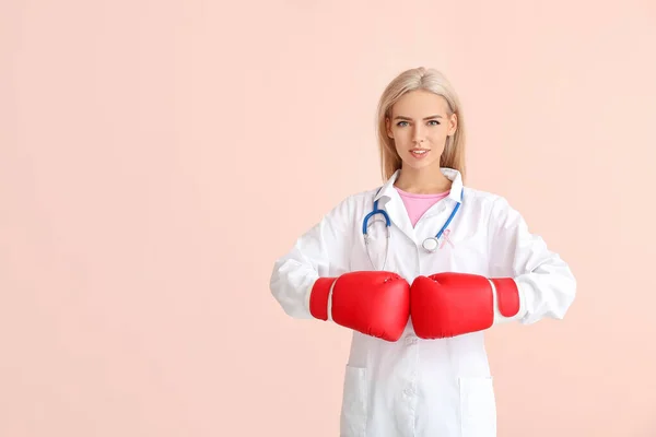 博士在拳击手套的色彩背景 乳腺癌意识概念 — 图库照片