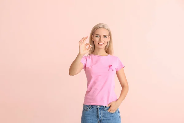 Ung Kvinna Med Rosa Band Som Visar Färg Bakgrund Begreppet — Stockfoto