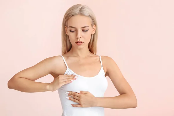 Genç Bir Kadın Göğüslerinin Rengini Kontrol Ediyor Kanser Farkındalığı Kavramı — Stok fotoğraf