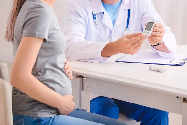 Έγκυος Διαβητική Γυναίκα Που Επισκέπτεται Γιατρό Στην Κλινική — Φωτογραφία Αρχείου