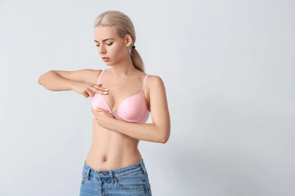 Mujer Joven Revisando Pecho Sobre Fondo Gris Concepto Concienciación — Foto de Stock